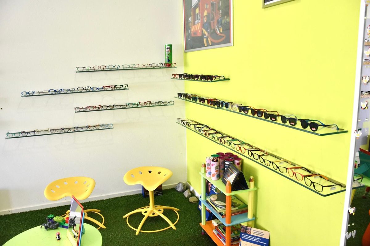 Angolo giochi dedicato ai bambini nel punto vendita Optik Center