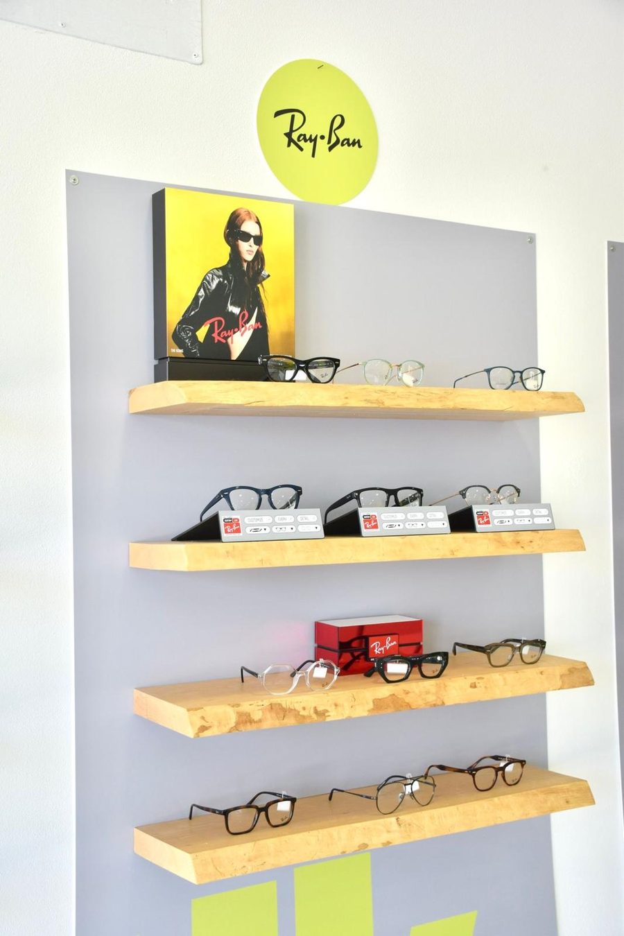 Occhiali Ray-Ban esposti in negozio